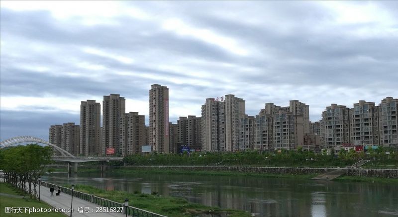 地段锦江河畔对面的住宅区