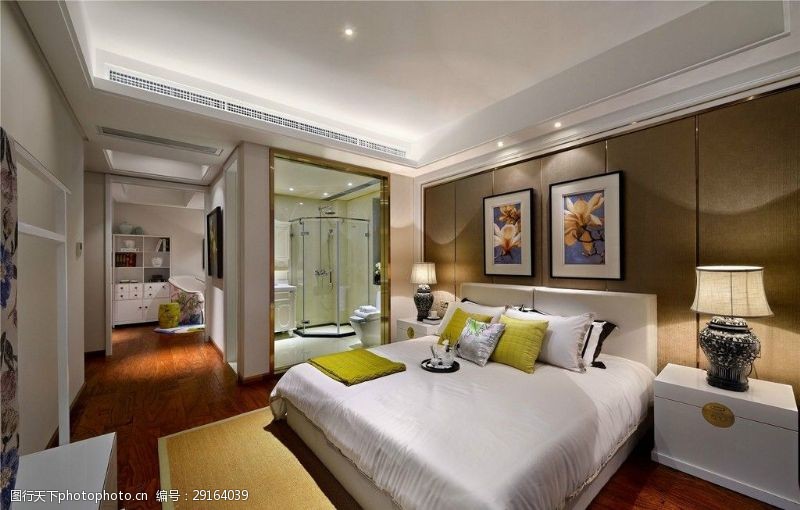 床头现代轻奢卧室金褐色亮面背景墙室内装修图