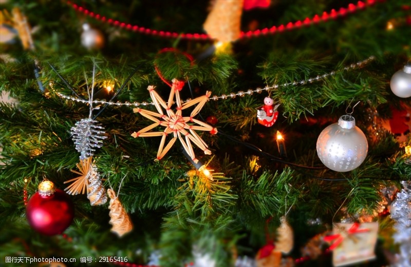 庆祝元旦海报圣诞树装饰场景