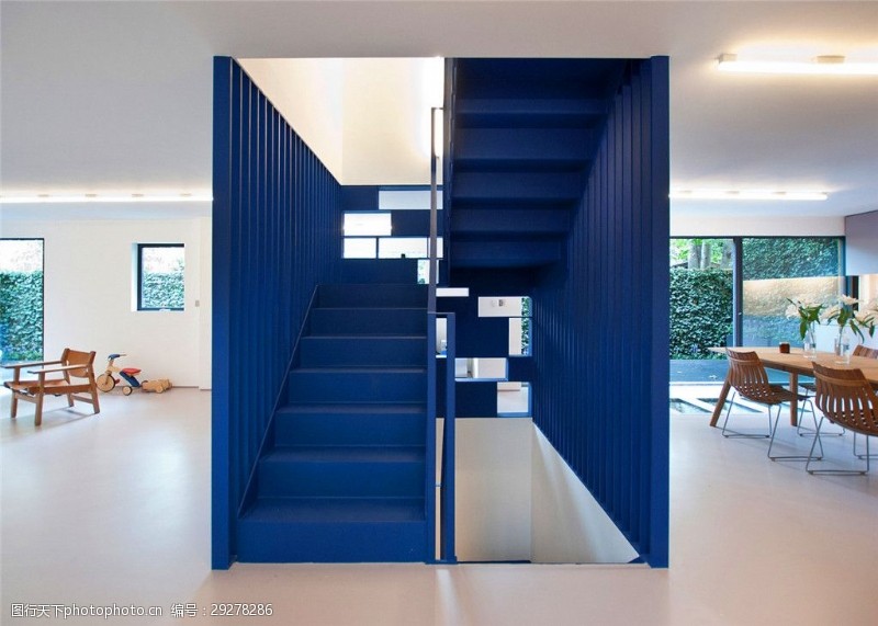 时尚装修现代时尚客厅蓝色楼梯室内装修效果图
