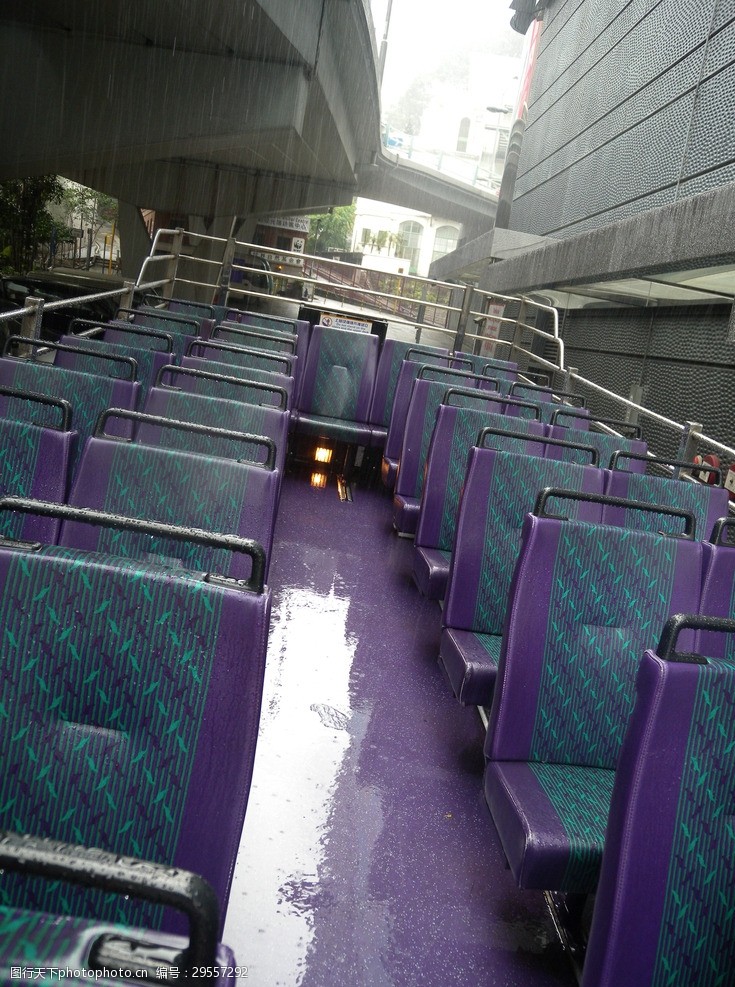 中雨雨中公交