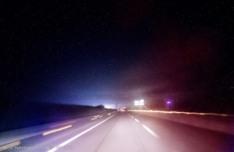 孤寂夜晚的高速公路