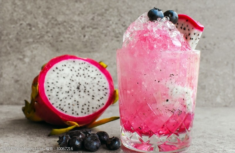 椰子汁背景火龙果蓝莓冰沙