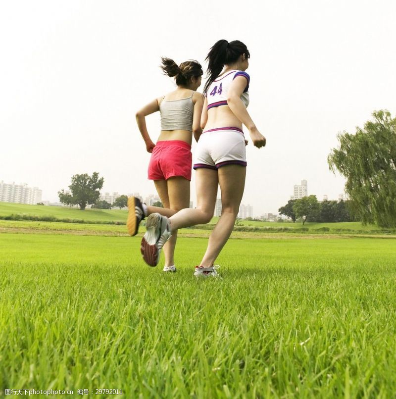 草地跑步晨跑运动女士
