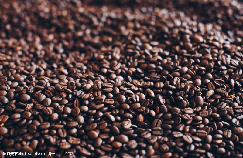 黑白咖啡杯咖啡豆