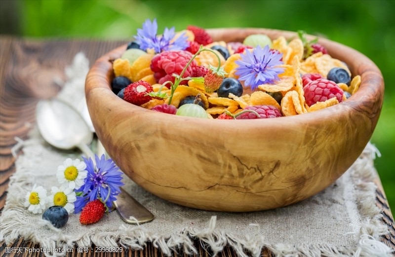 早上木碗里的覆盆子蓝莓等水果