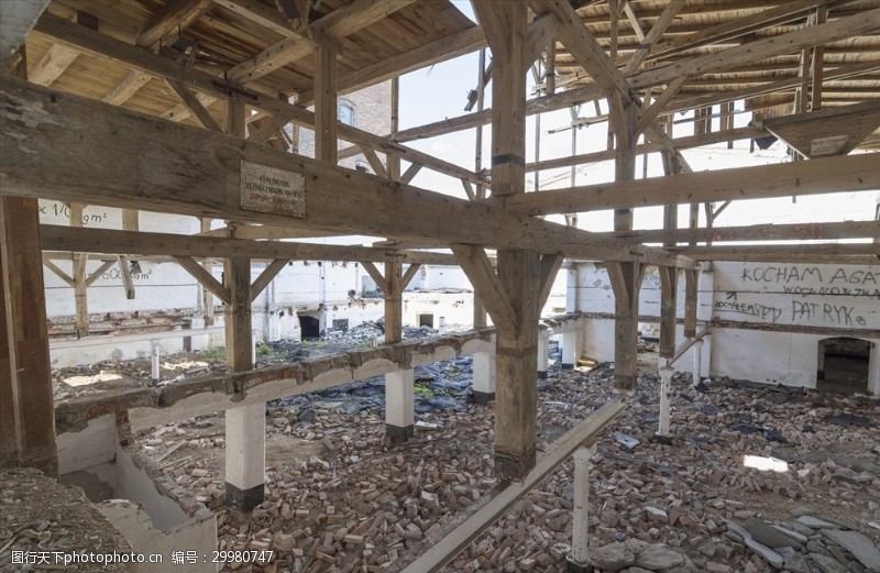 作业区砖木结构废弃的厂房
