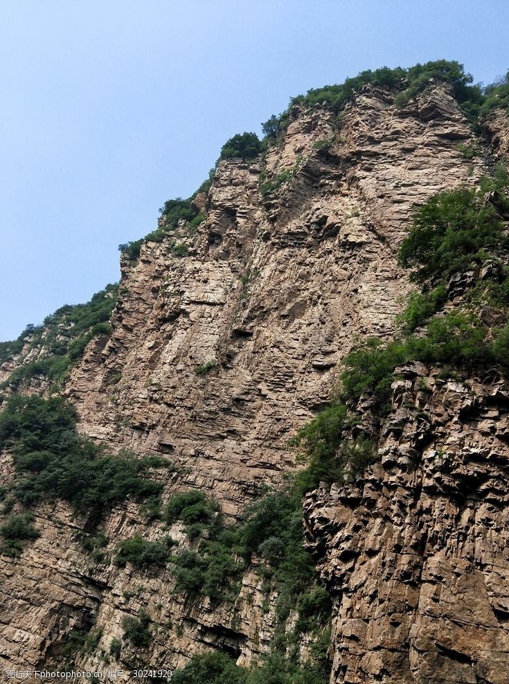 沉积岩陡峭石壁