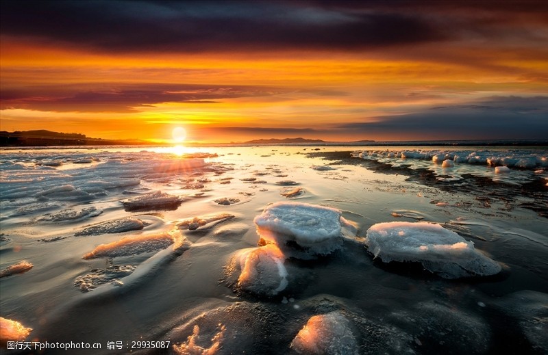冰河世纪夕阳下的海冰风景