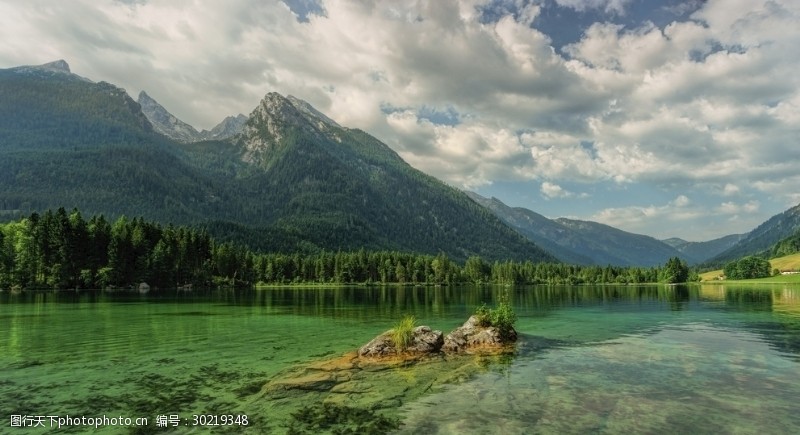 美丽湖泊景色绿色高山湖泊风景