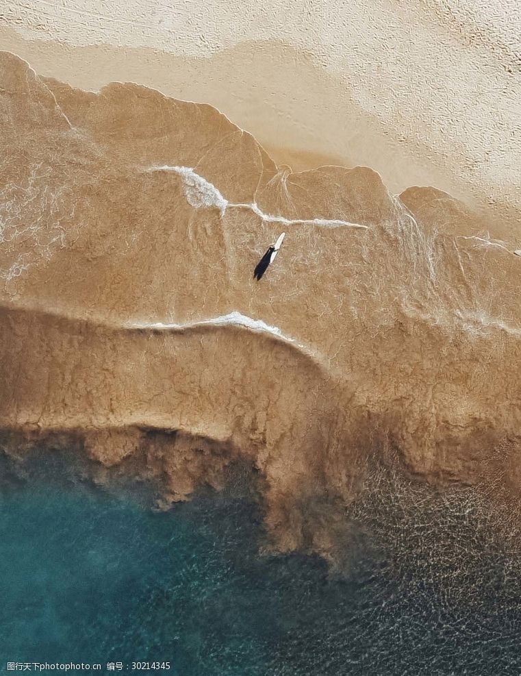 美丽湖泊景色鸟瞰沙滩