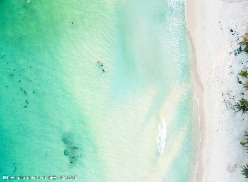 美丽湖泊景色鸟瞰海滩